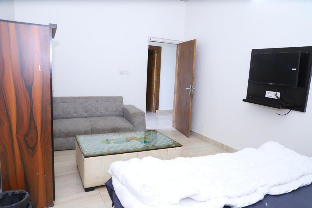 Hotel Aashirvad Faridabad Exteriör bild
