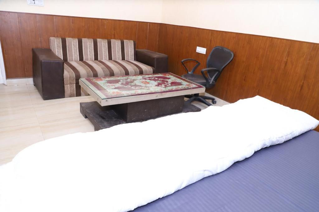 Hotel Aashirvad Faridabad Exteriör bild