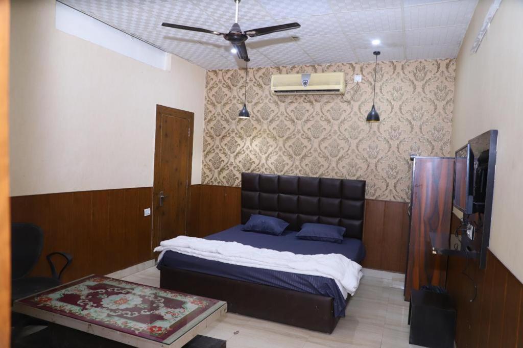 Hotel Aashirvad Faridabad Exteriör bild
