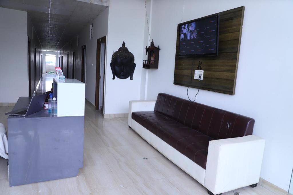 Hotel Aashirvad Faridabad Exteriör bild