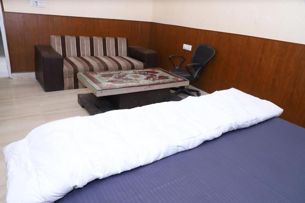 Hotel Aashirvad Faridabad Exteriör bild