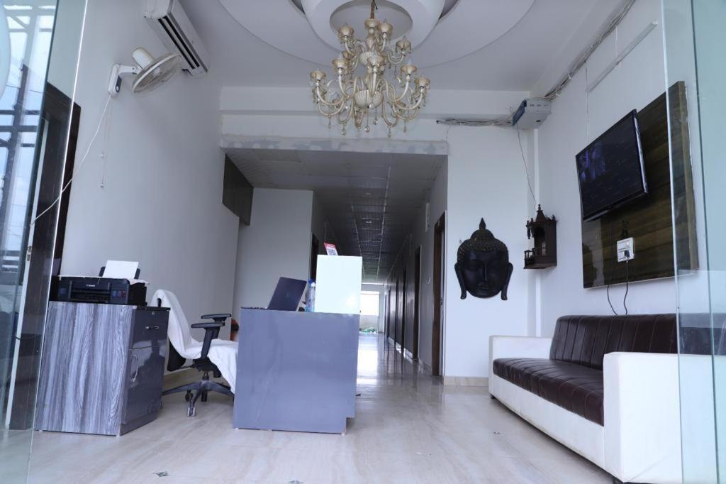 Hotel Aashirvad Faridabad Exteriör bild