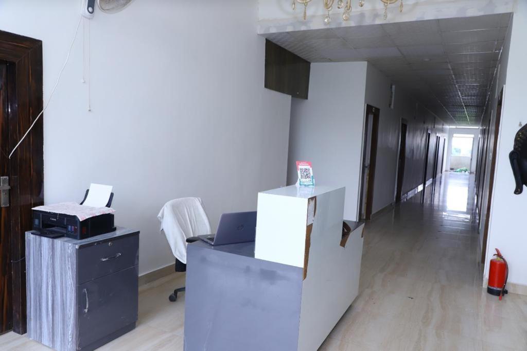Hotel Aashirvad Faridabad Exteriör bild